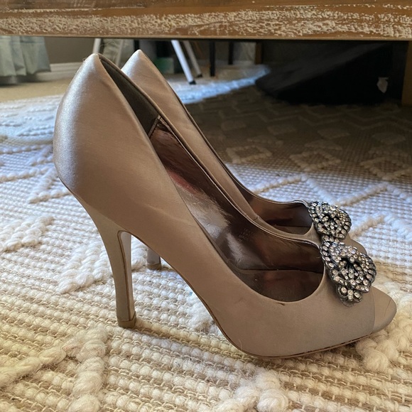 Taupe satin pumps with rhinestone detail - Picture 4 of 7